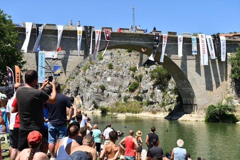 Kosova’da 22 metrelik cesaret gösterisi: Şivan Köprüsü’nde geleneksel atlama heyecanı