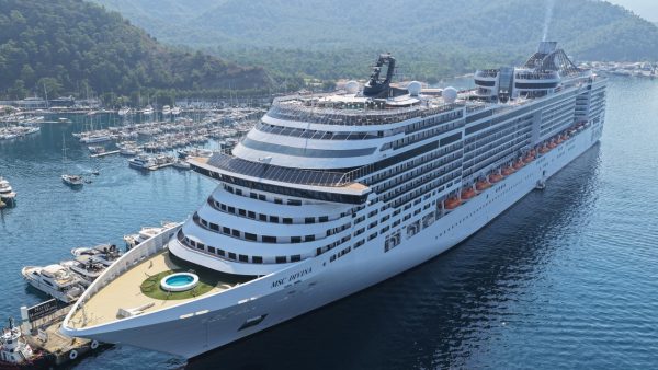 “MSC Divina” kruvaziyeri Marmaris’e demirledi: 4 bin 180 turist geldi