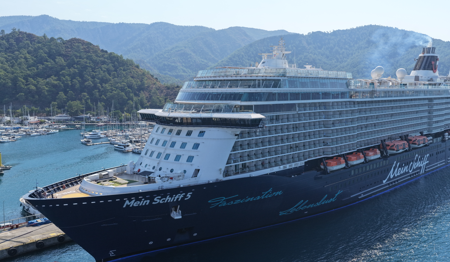 Yunanistan'dan Marmaris'e 2 bin 768 kişi birden akın etti Yunanistan'dan Marmaris'e 2 bin 768 kişi birden akın etti