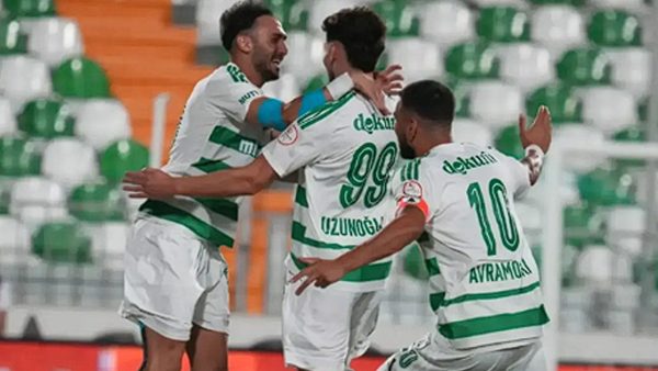 1. Lig ekibinde tarihi golü atan futbolcuya altın verildi