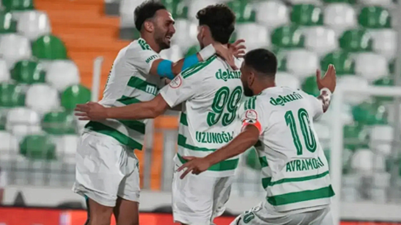 1. Lig ekibinde tarihi golü atan futbolcuya altın verildi