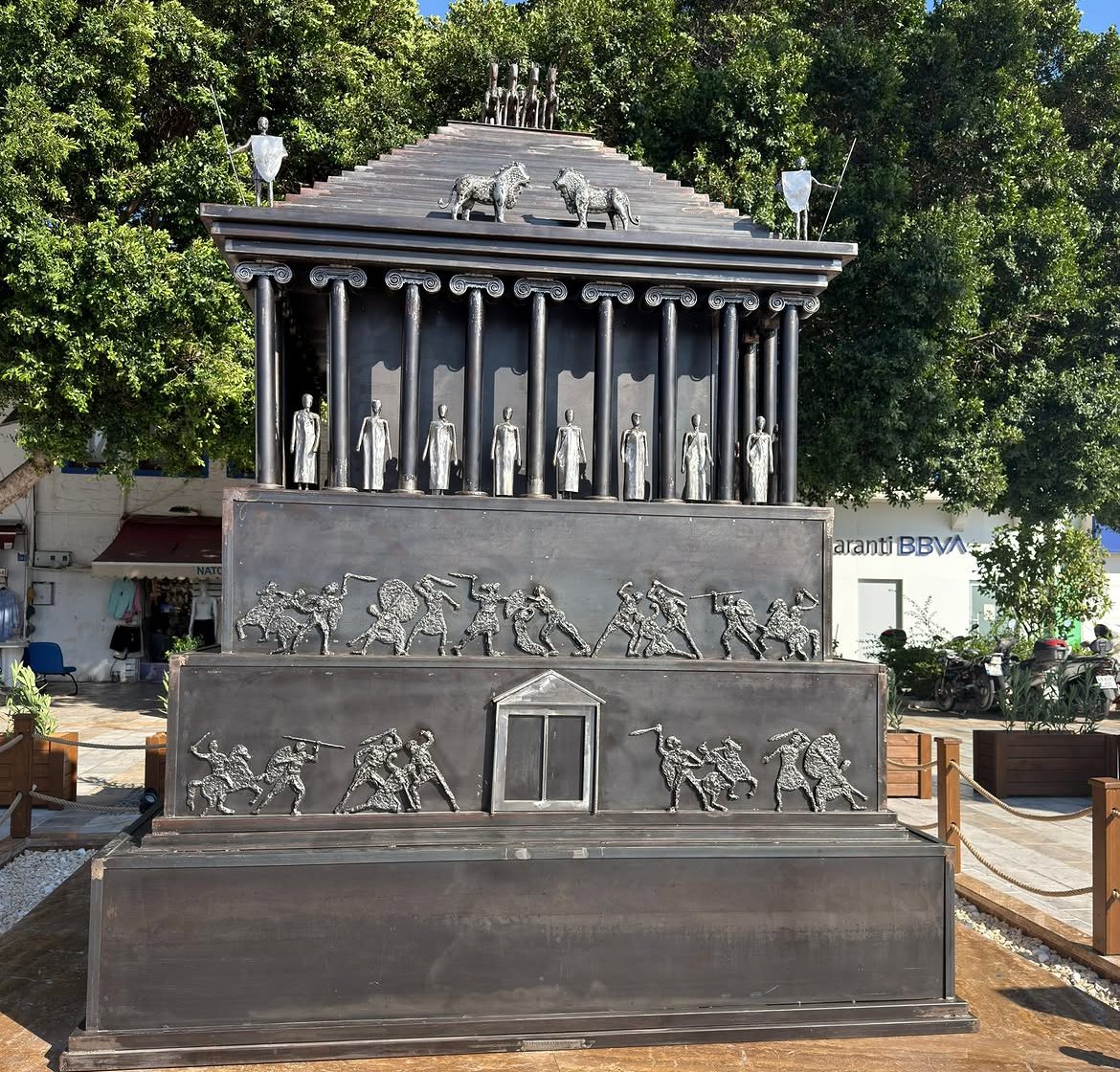 Bodrum Meydanı’ndaki metal Mausoleum tartışma yarattı: Necip Damar’dan “çakma maket” tepkisi