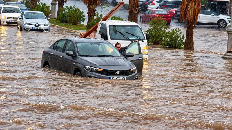 Bodrum’da Sağanak Yağış: Araçlar Yolda Mahsur Kaldı